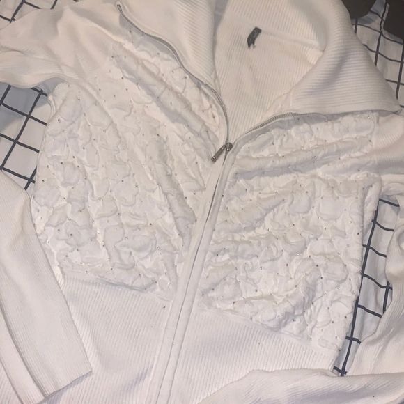 super cute white sweater with larger collar - Picture 1 of 12